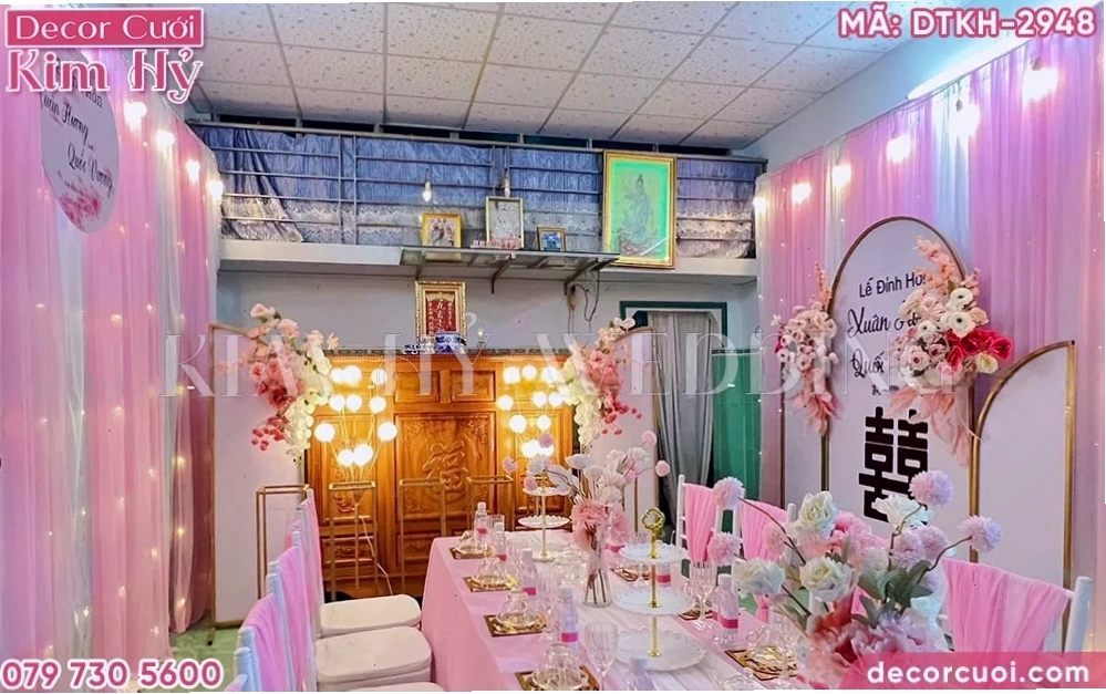 Lễ tân hôn decor tone hồng phấn với tủ thờ tổ tiên trang trọng