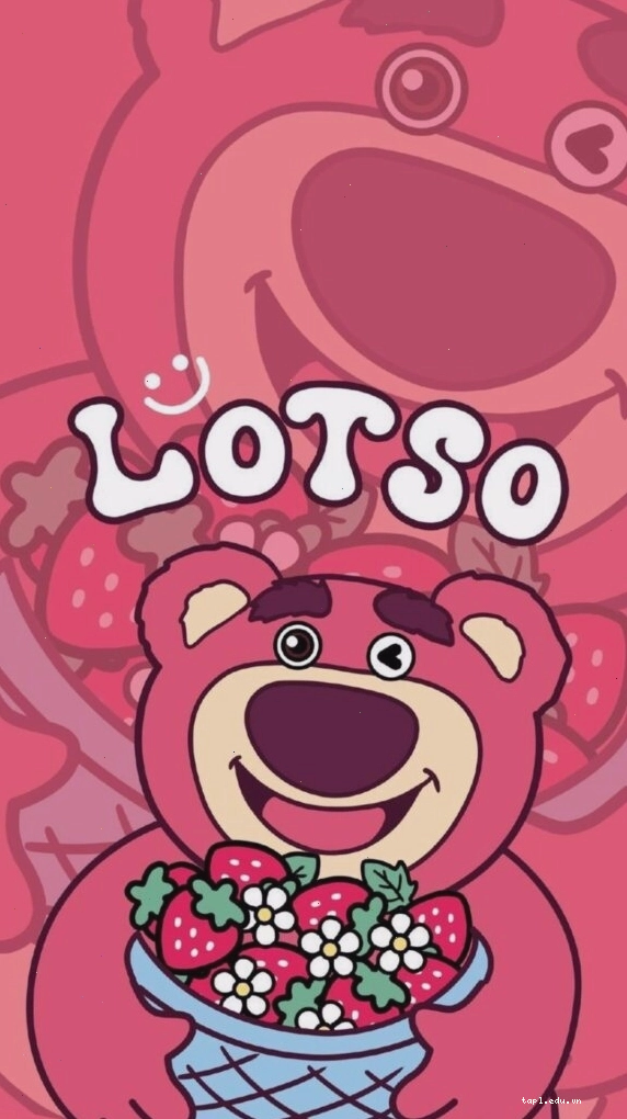 Lotso ôm hoa dâu cười tươi nhẹ nhàng