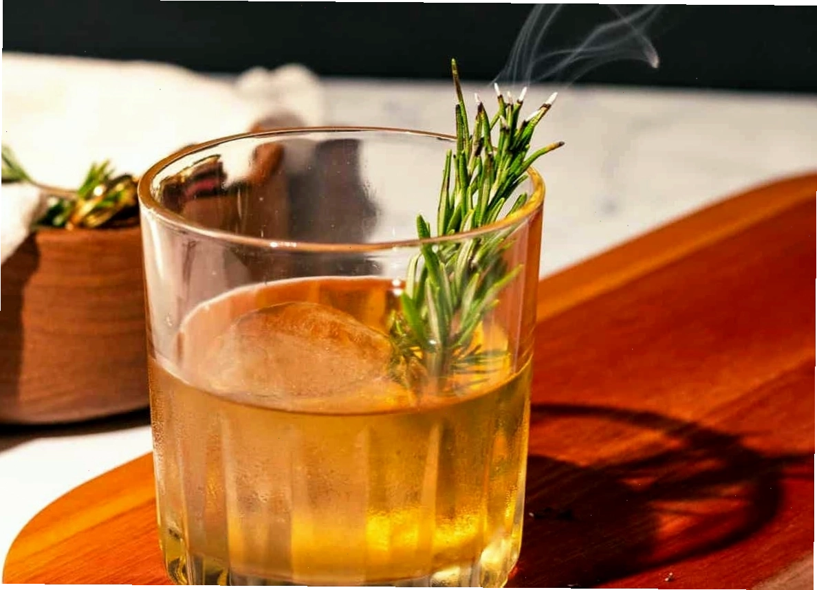 Ly cocktail có trang trí lá hương thảo