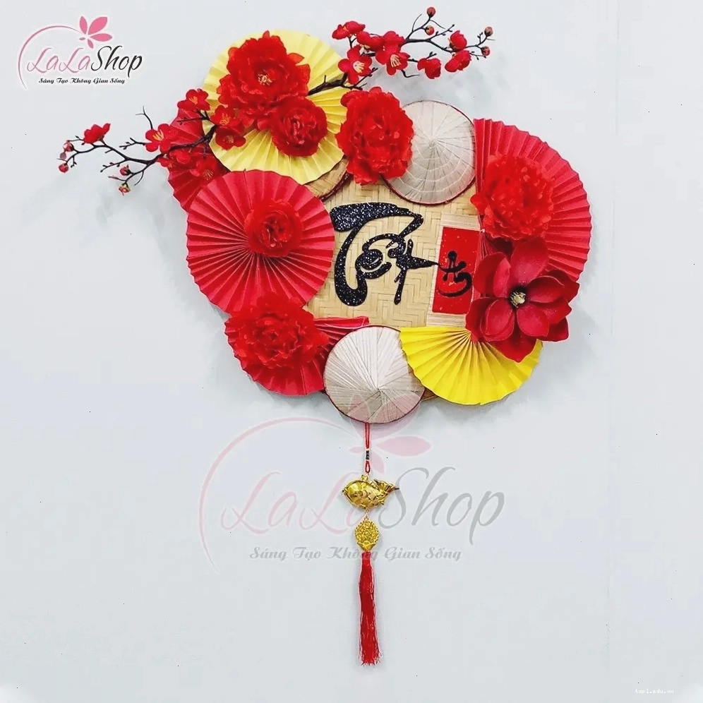 Mẫu quạt giấy đỏ trang trí Tết có sẵn tại cửa hàng