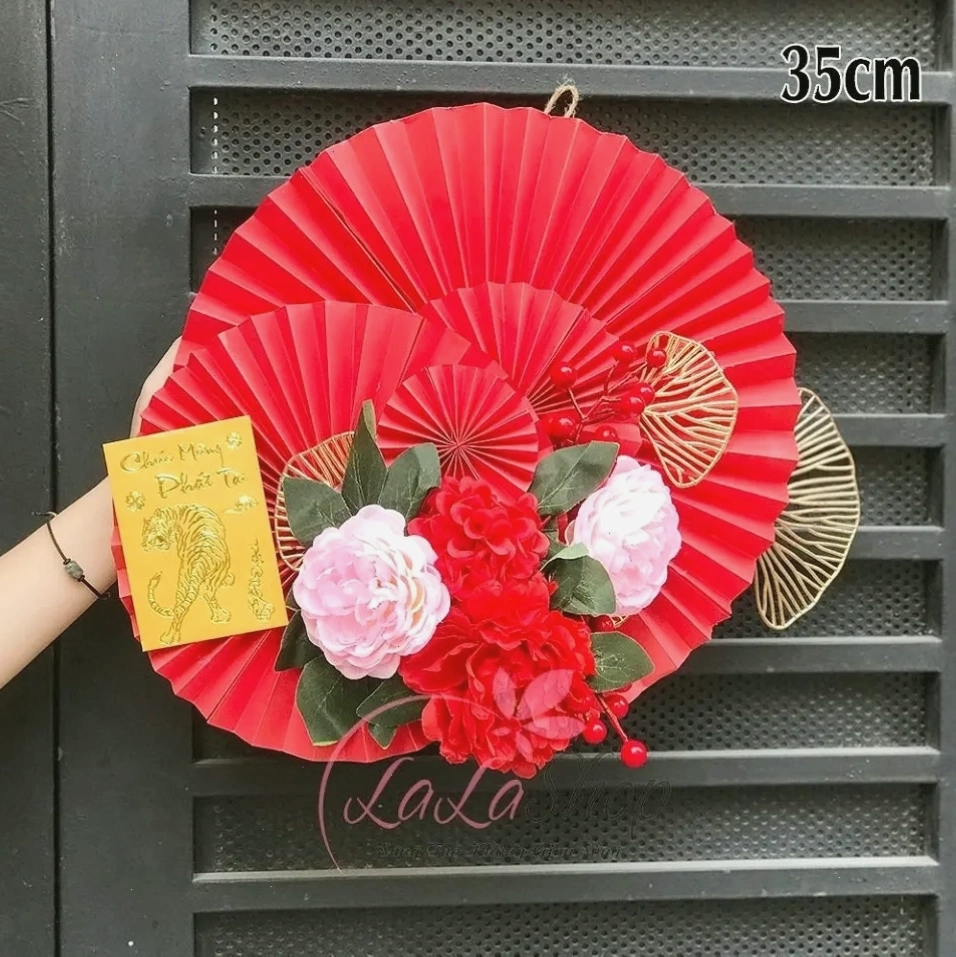 Mẫu quạt giấy đỏ trang trí Tết với họa tiết hoa mai