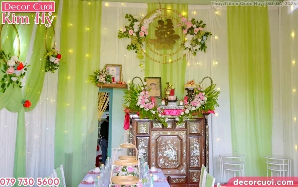 Mẫu trang trí gia tiên tone đỏ trắng với tủ thờ tổ tiên