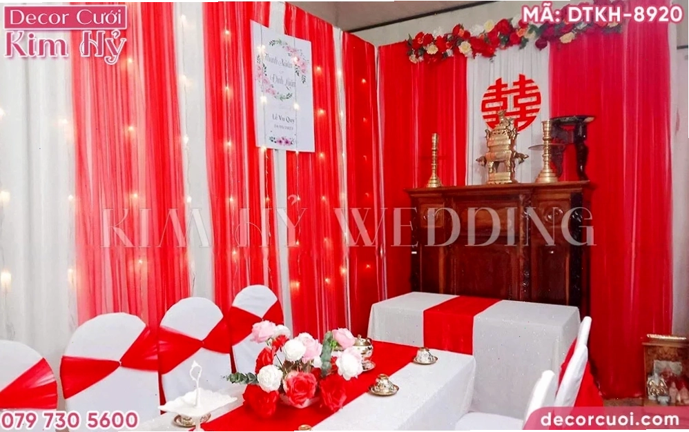 Mẫu trang trí màu đỏ trắng cho nhà có sẵn tủ thờ gỗ