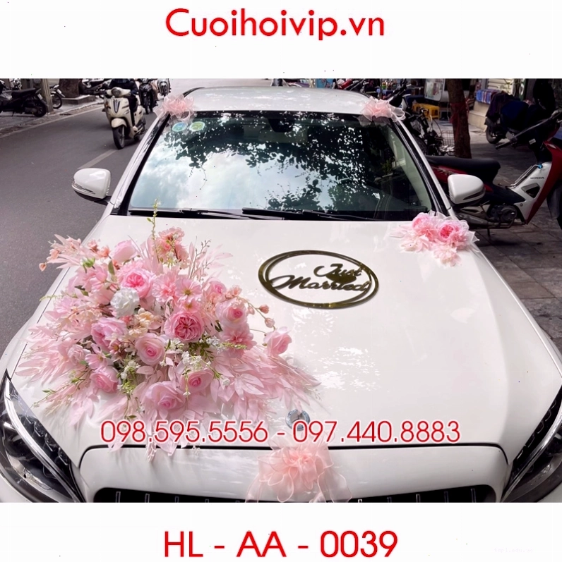 Mẫu trang trí xe hoa đơn giản với một vài bông hoa chủ đạo