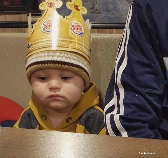 Meme em bé buồn chán kèm chữ