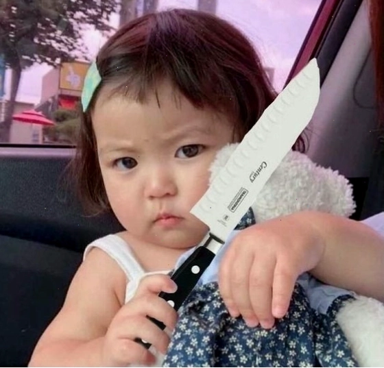 Meme em bé cầm dao đe dọa đầy hài hước