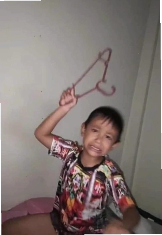 Meme em bé cầm đồ vật như mốc một cách hài hước