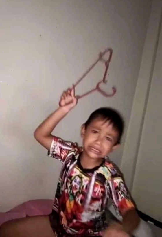 Meme em bé cầm mốc đáng yêu