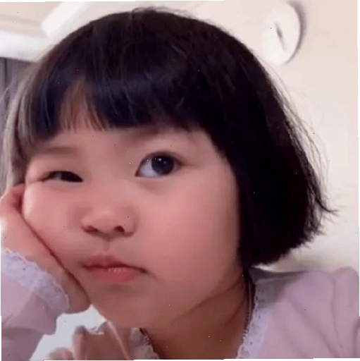 Meme em bé chán nản với biểu cảm thật