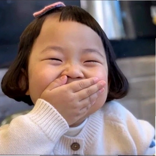 Meme em bé cười tươi rạng rỡ
