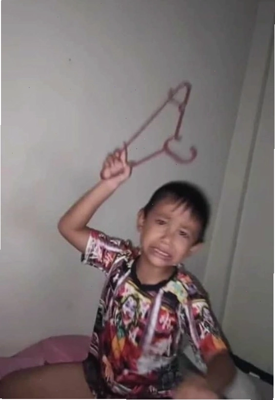 Meme em bé đang cầm đồ vật