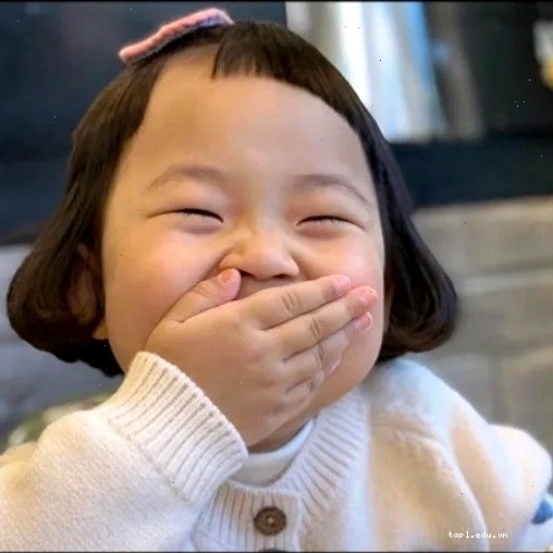 Meme em bé đang cười tươi
