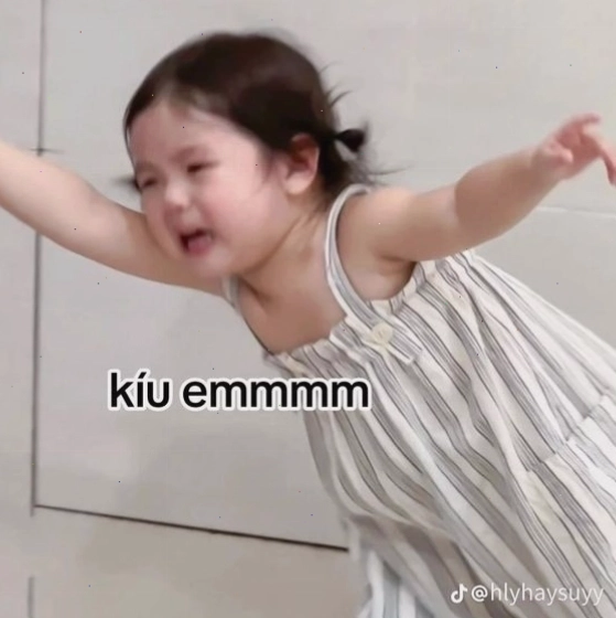 Meme em bé dễ thương với biểu cảm ngộ nghĩnh