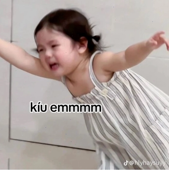 Meme em bé dễ thương với nụ cười tỏa nắng
