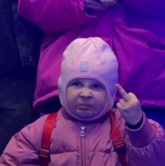 Meme em bé diễn tả sự bực bội hoặc đang "nói chuyện" vu vơ