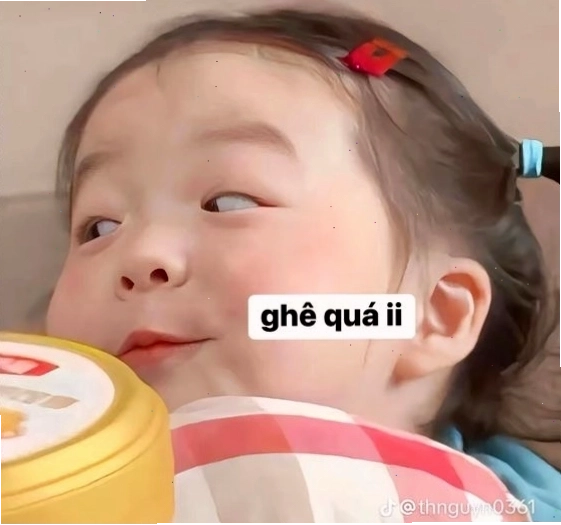 Meme em bé tinh nghịch đang trêu chọc người khác