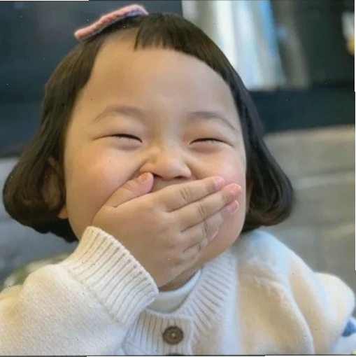 Meme em bé với nụ cười tươi tắn, lém lỉnh