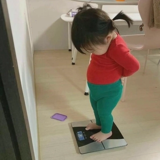 Meme em bé với vẻ mặt nghiêm túc đang suy tư
