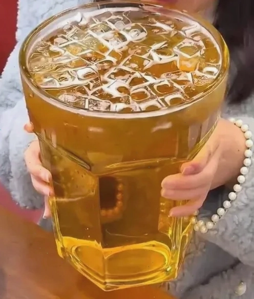 Meme hài ly bia khổng lồ thể hiện sự thích thú cực độ