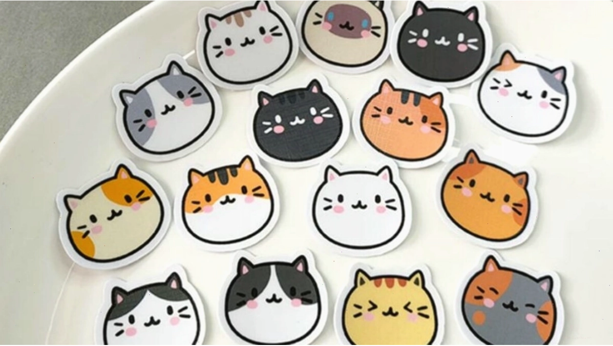 Mèo con chibi ngồi vắt vẻo trên cành cây