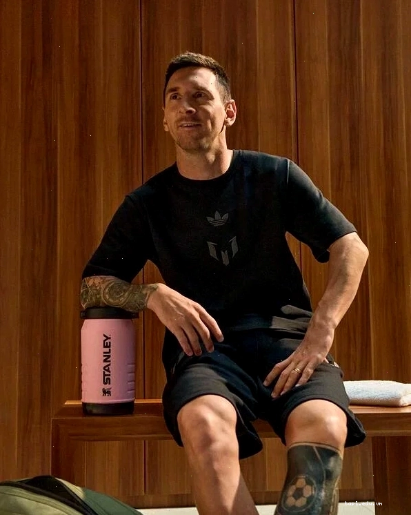 Messi cười tươi trong một bức ảnh meme hài hước
