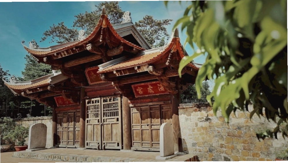 Ngôi chùa cổ kính nằm ngay trung tâm Hồ Tây