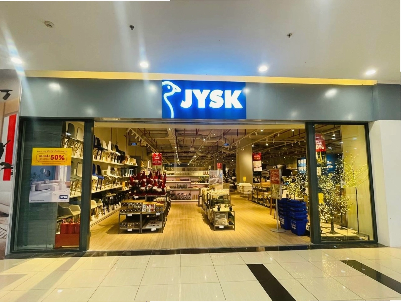 Nhiều loại cây xanh trang trí nội thất tại cửa hàng JYSK
