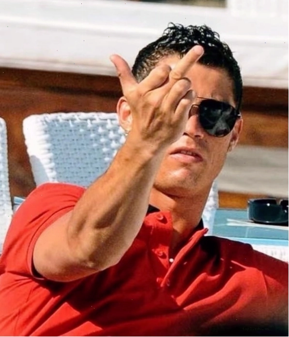Ronaldo meme biểu cảm khó đỡ