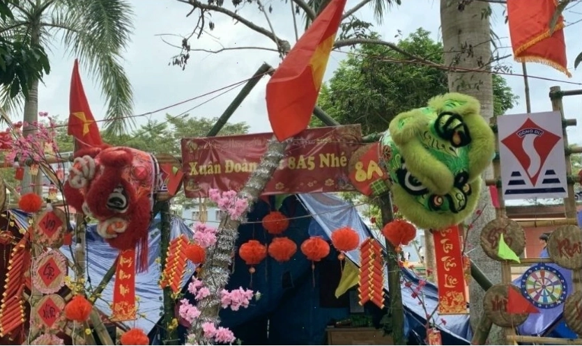 Sử dụng đầu lân làm vật trang trí cổng trại