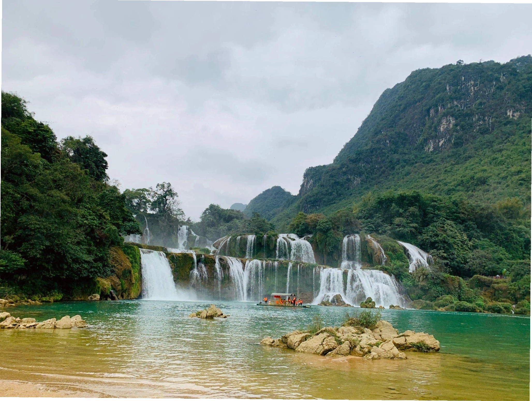 Thác Bản Giốc hùng vĩ