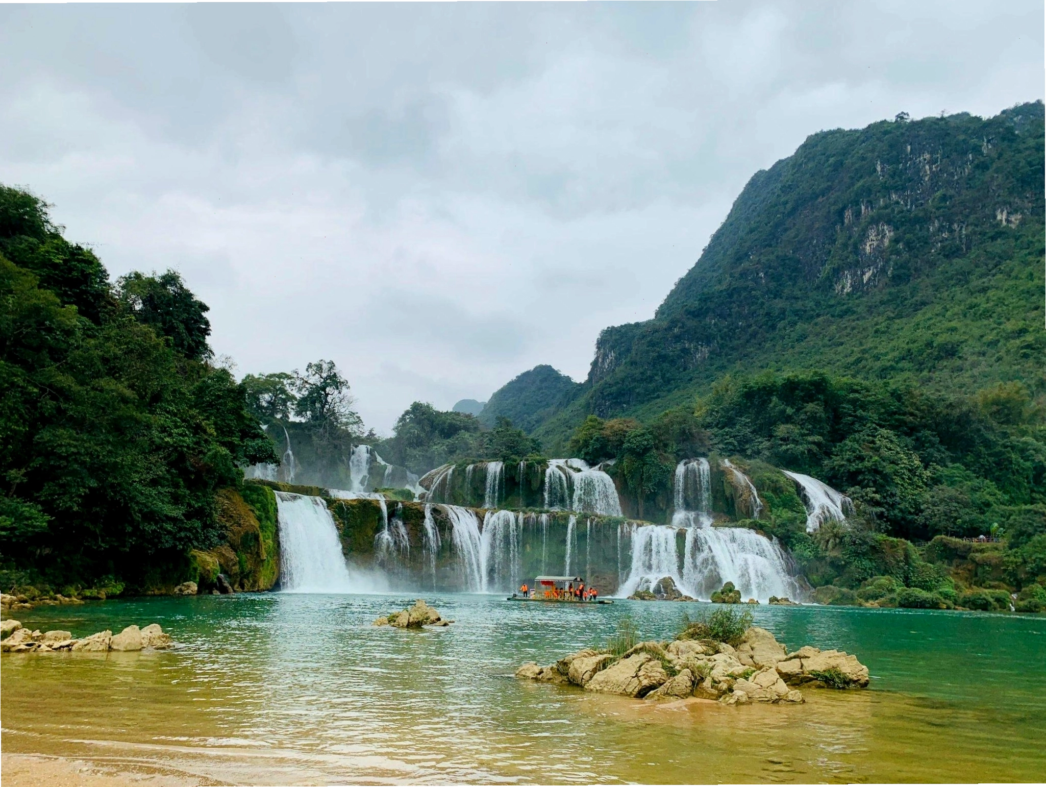Thác Bản Giốc hùng vĩ vào mùa cao điểm