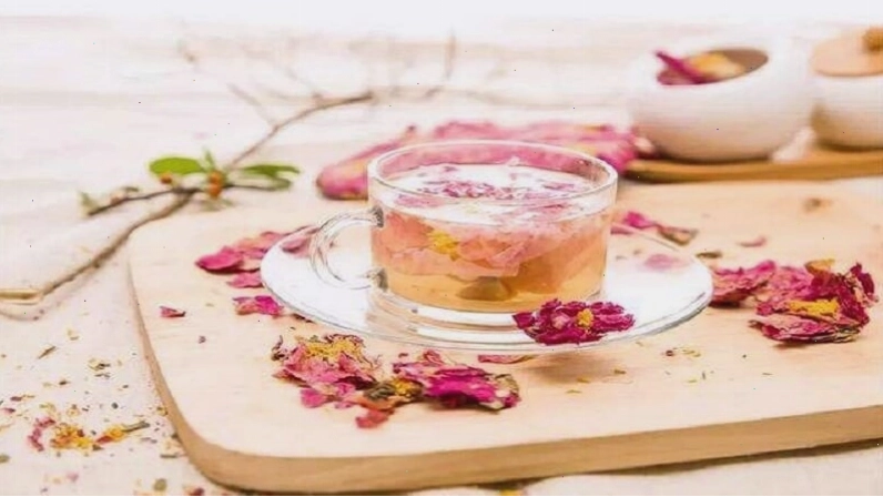 Thưởng thức trà hoa anh đào