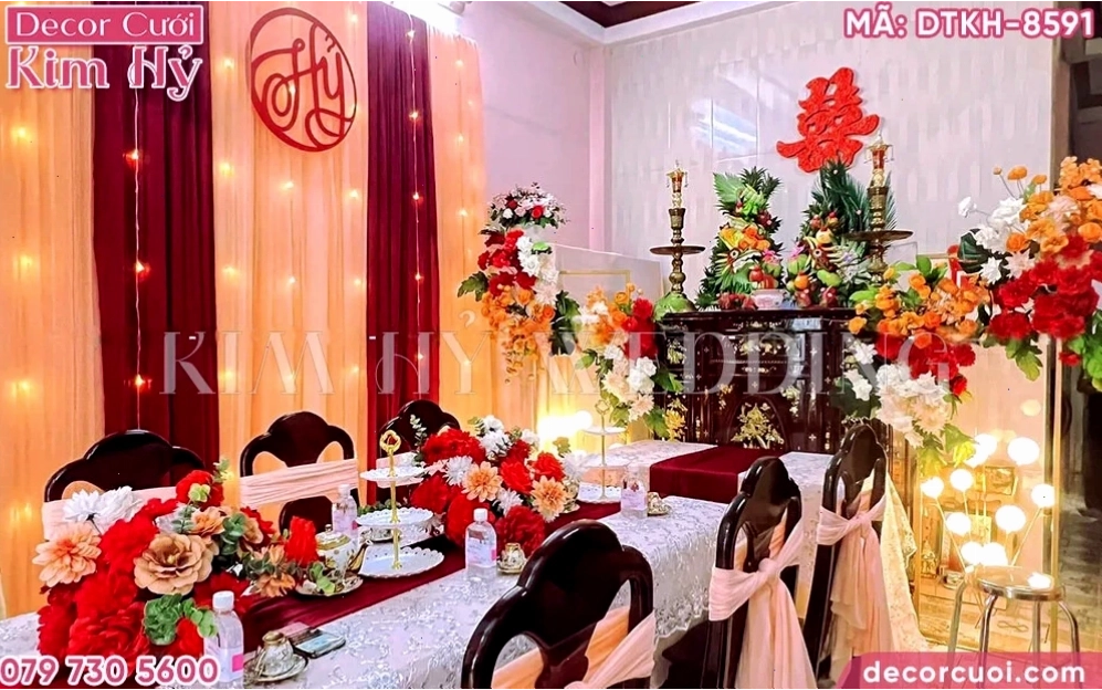 Tone gia tiên đỏ mix cam với rèm trắng sau lung bàn thờ