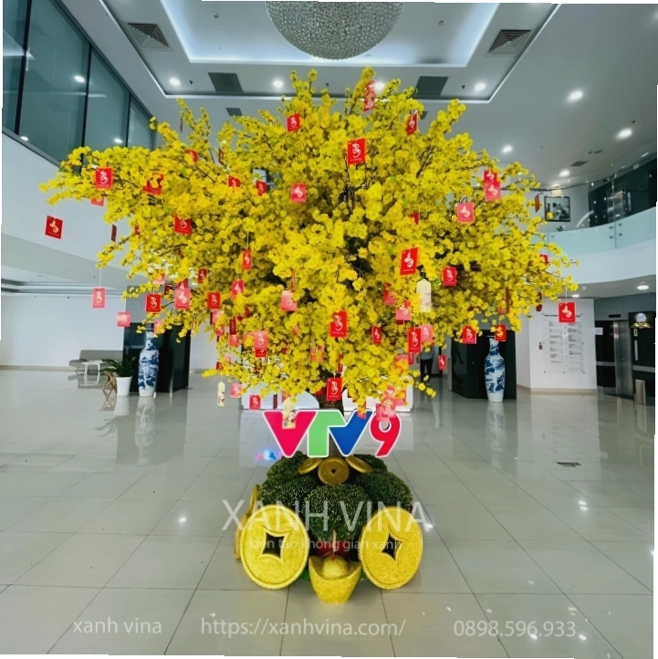 Trang trí cây mai nhỏ theo phong cách tối giản với một vài phụ kiện tinh tế