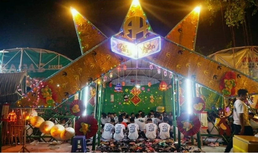 Trang trí cổng trại Tết thu hút với gam màu rực rỡ