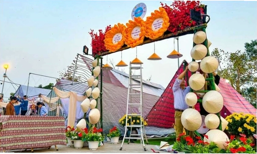 Trang trí cổng trại Tết với hoa đào tươi thắm