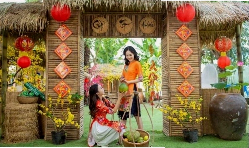 Trang trí cổng trại Tết với hoa mai vàng rực rỡ