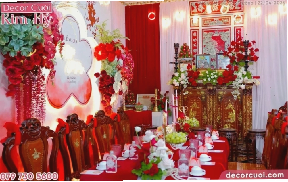 Trang trí gia tiên có sẵn bàn thờ với tone đỏ trắng hiện đại