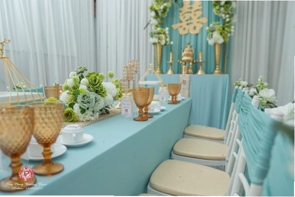 Trang trí gia tiên truyền thống với tông màu đỏ và vàng