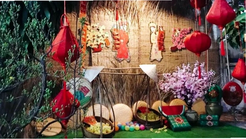 Trang trí gian hàng Tết bằng đèn lồng và dây đèn