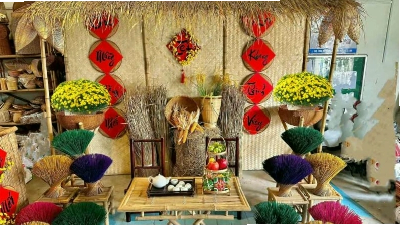 Trang trí gian hàng Tết bằng hoa tươi và cây cảnh