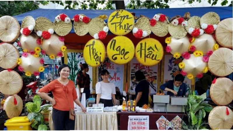 Trang trí gian hàng Tết với vật liệu tự nhiên