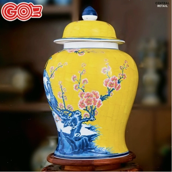 Trang trí góc Tết với tranh ảnh và câu đối đỏ truyền thống