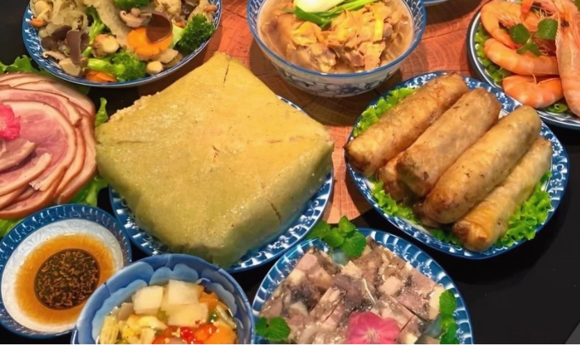 Trang trí mâm bánh chưng ngày Tết trong mâm cơm sum vầy