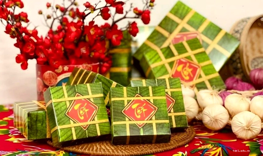 Trang trí mâm bánh chưng ngày Tết với dây hành tỏi và các phụ kiện khác