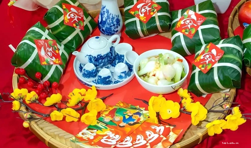 Trang trí mâm bánh chưng ngày Tết với giấy đỏ và câu đối