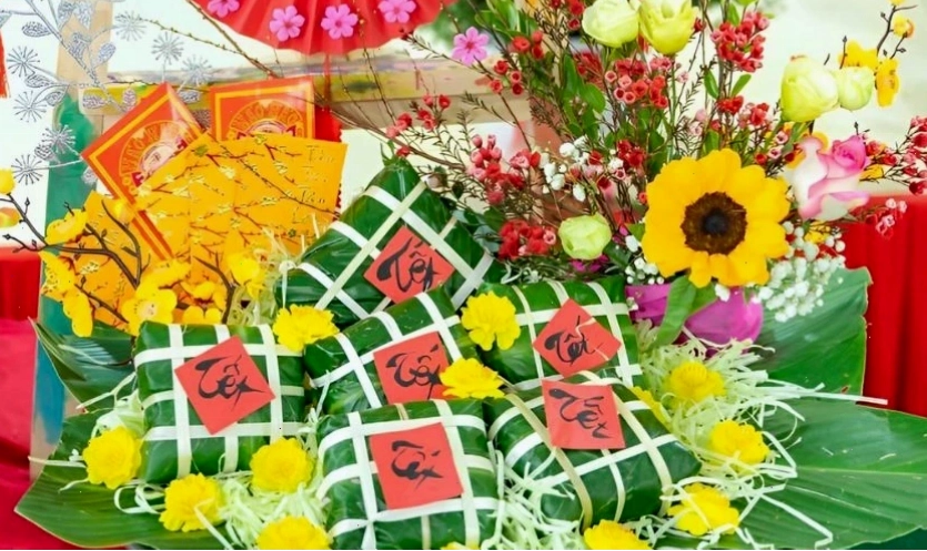 Trang trí mâm bánh chưng ngày Tết với hoa mai, hoa đào rực rỡ