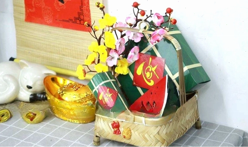 Trang trí mâm bánh chưng ngày Tết với mô hình thỏi vàng và đồng tiền cổ