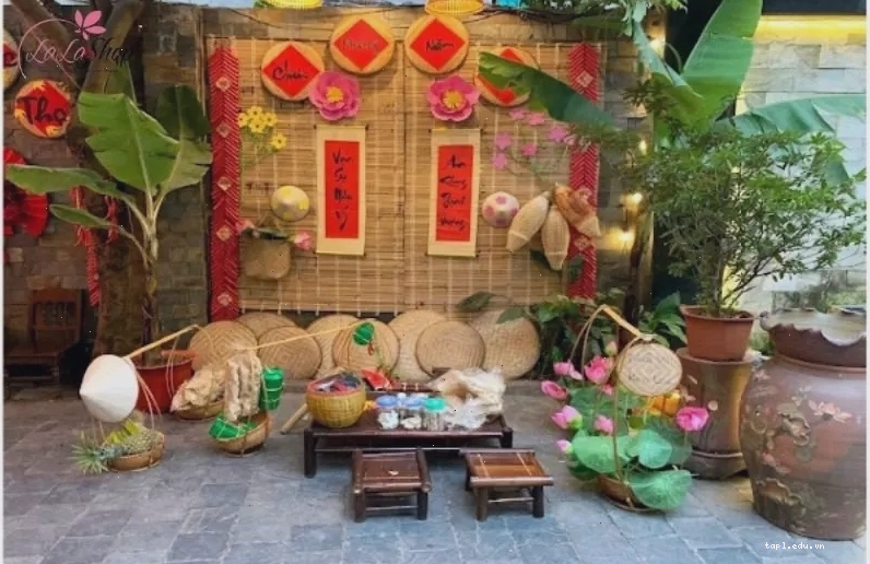 Trang trí ngoài trời rực rỡ lan tỏa không khí Tết