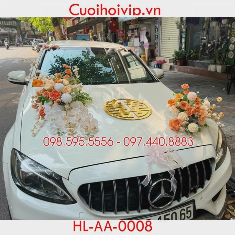 Trang trí xe cưới với hoa lụa trắng và xanh lá cây tươi mát